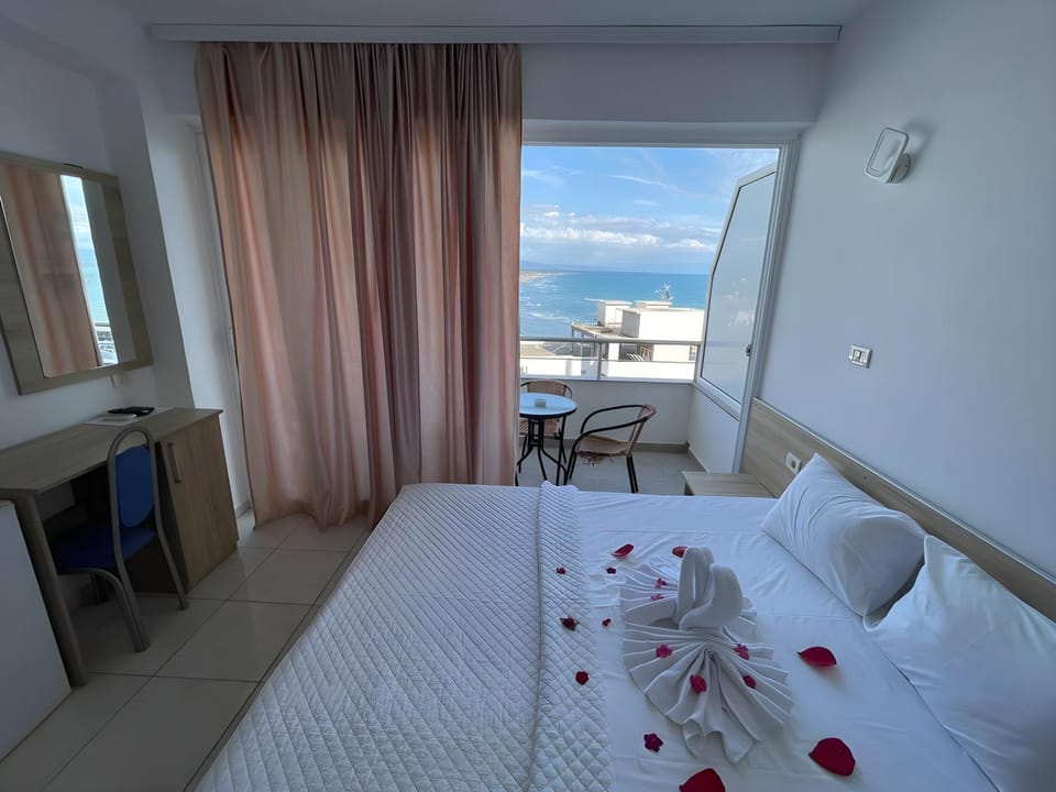 Bed, Balcony/Terrace, Bedroom