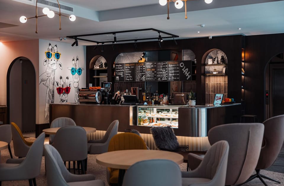 Restaurant/places to eat, Lounge or bar
