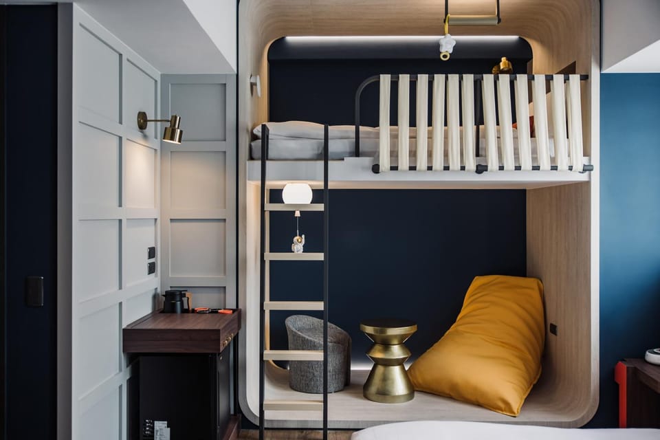 Seating area, bunk bed