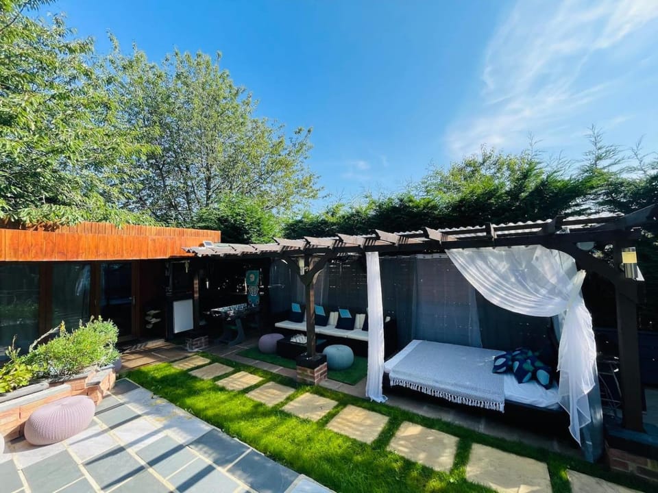 Property building, Patio, Spring, Day, Natural landscape, Garden, Balcony/Terrace, Garden view, sunbed