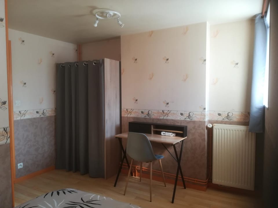Chambre double avec WiFi châtellerault Vacation rental in Centre-Val de Loire