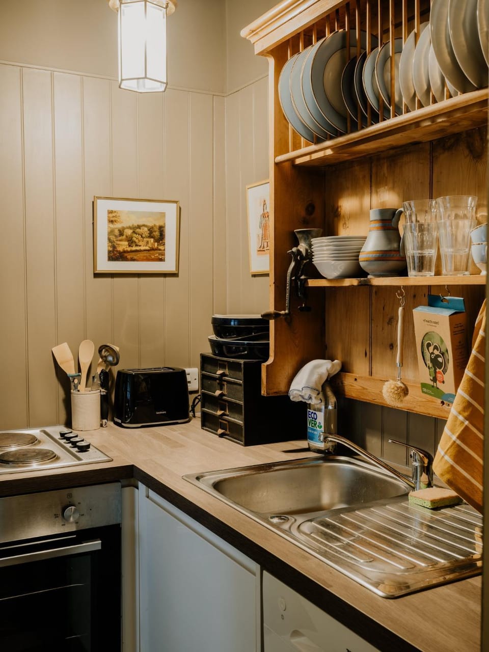 Kitchen or kitchenette, minibar