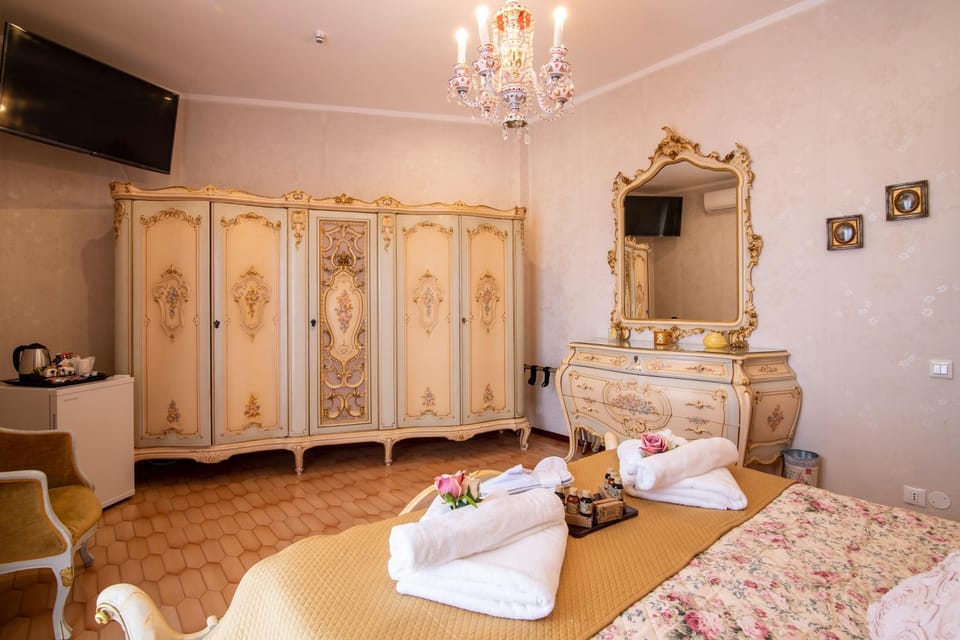 Bed, TV and multimedia, Photo of the whole room, Bedroom, wardrobe
