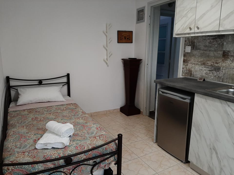 Bed, Kitchen or kitchenette, Bedroom