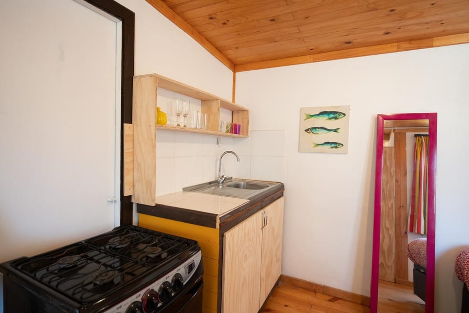 Kitchen or kitchenette, minibar