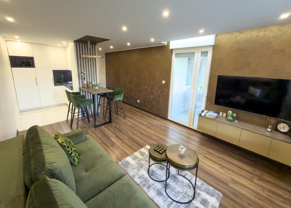 Communal lounge/ TV room, TV and multimedia, Living room, Seating area, Evening entertainment