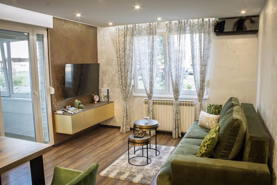 Communal lounge/ TV room, Living room, Seating area, internet