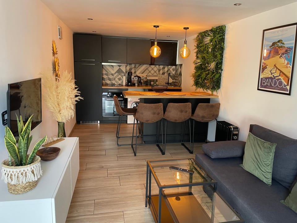 Kitchen or kitchenette, Living room, Seating area, Dining area