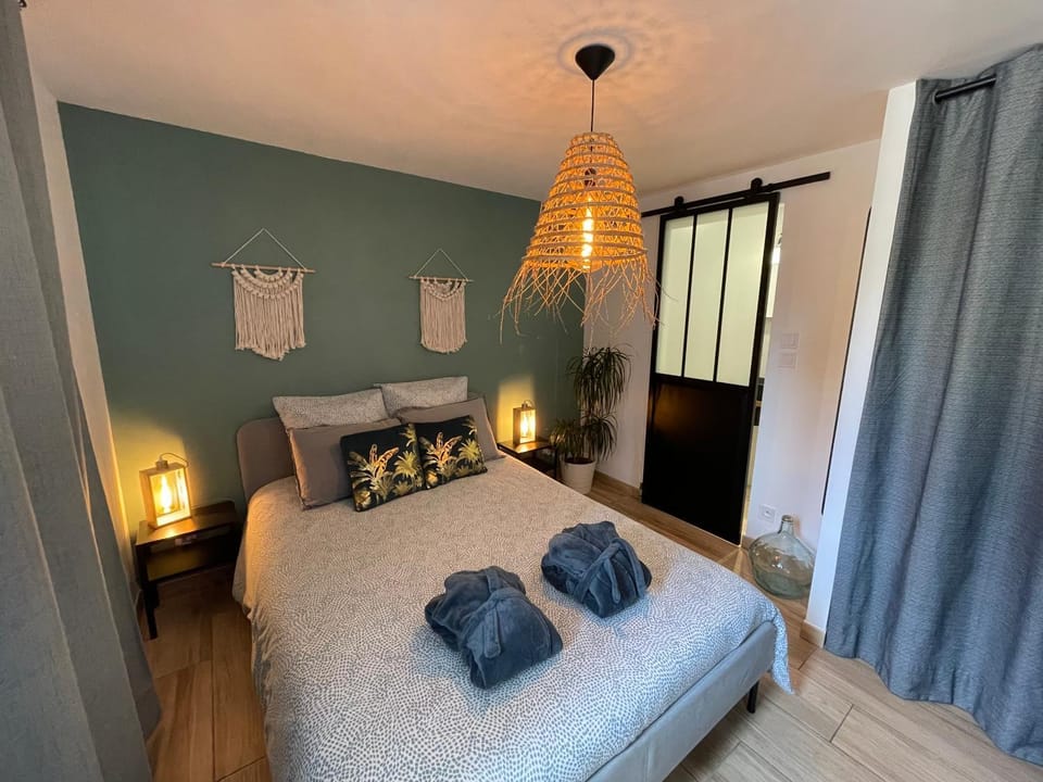 Bed, Photo of the whole room, Bedroom