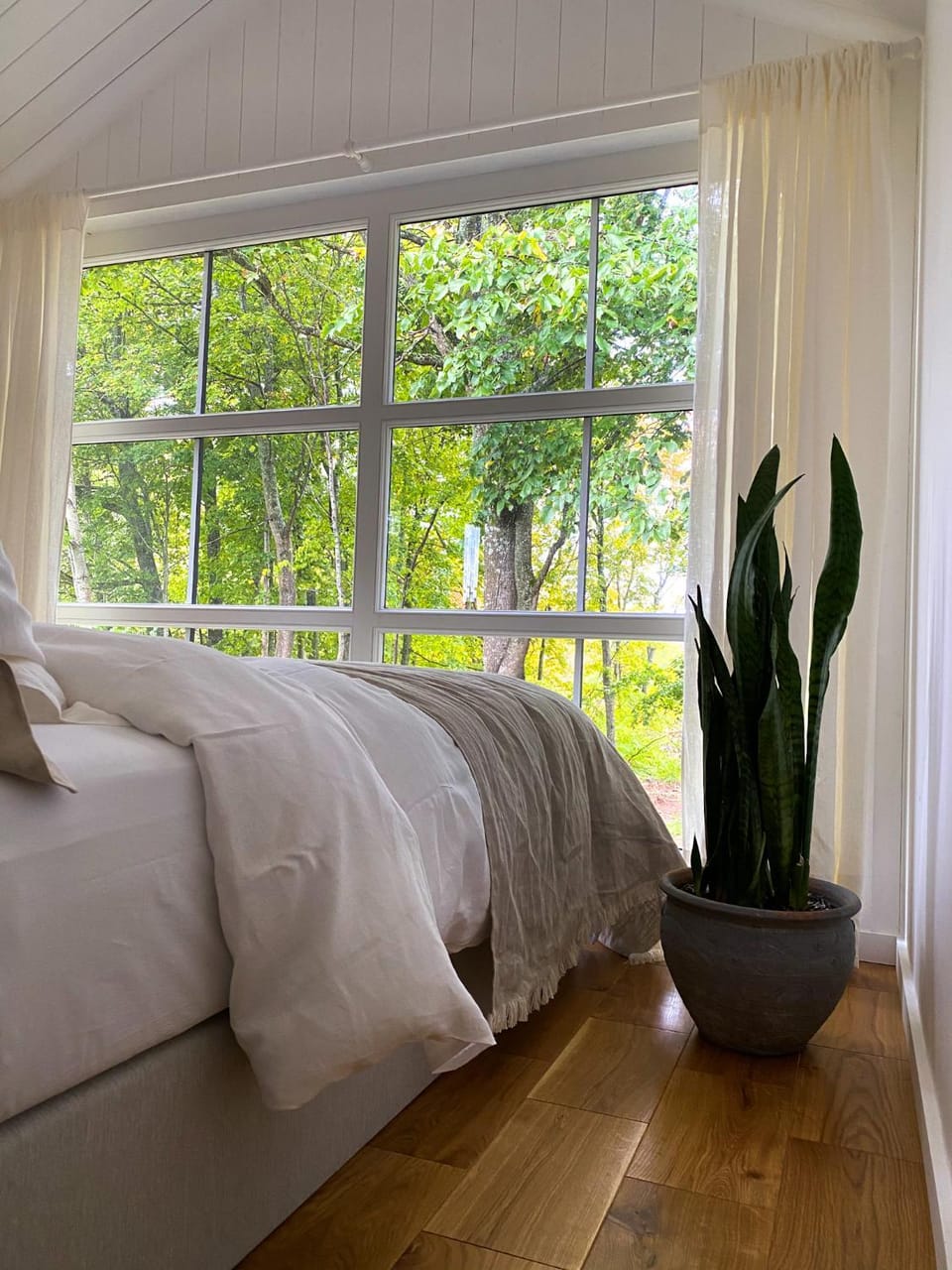 Bed, View (from property/room), Decorative detail, Bedroom, River view