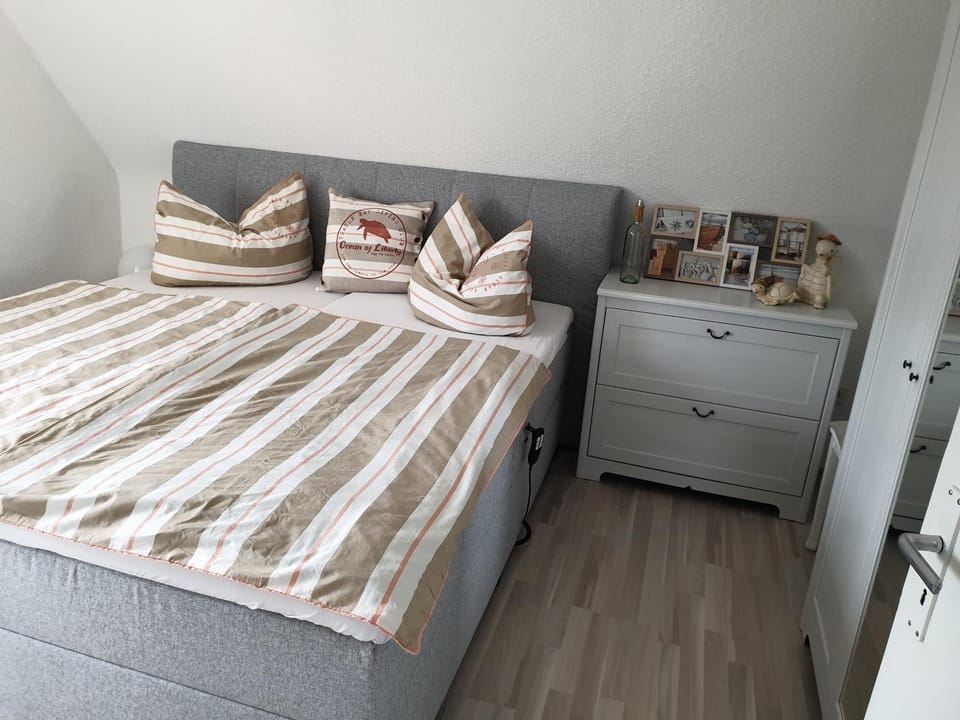Bed, Photo of the whole room, Bedroom, wardrobe