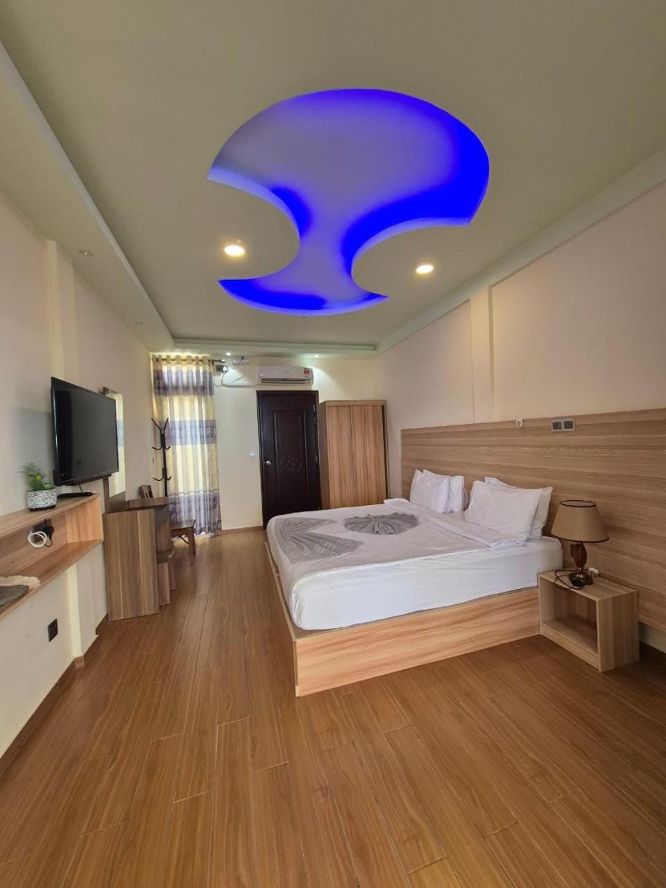 Property building, Bed, TV and multimedia, View (from property/room), Living room, Other, Photo of the whole room, Bedroom, Guests, Family, towels, wardrobe
