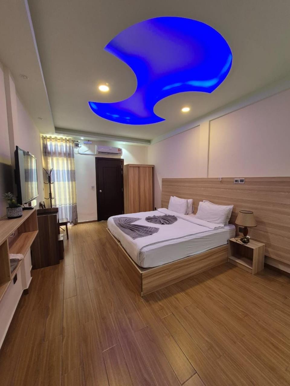 Communal lounge/ TV room, Bed, TV and multimedia, View (from property/room), Photo of the whole room, Bedroom, Family, towels, wardrobe
