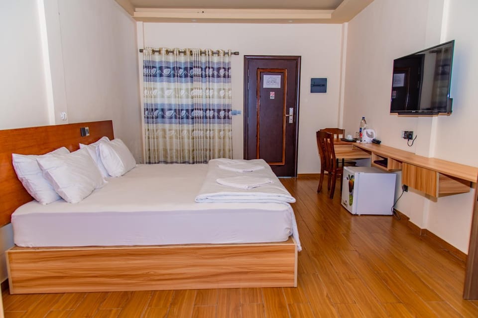 Communal lounge/ TV room, Bed, TV and multimedia, View (from property/room), Photo of the whole room, Bedroom, hair dresser