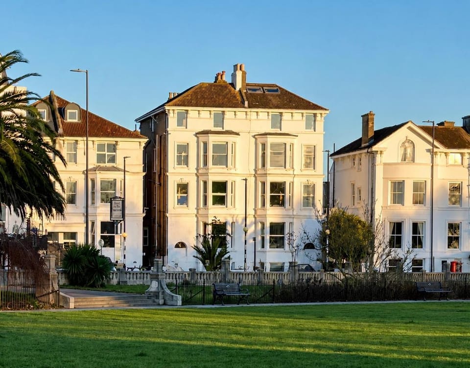 Stylish Top Floor Retreat with Stunning Solent Views Apartment in Portsmouth