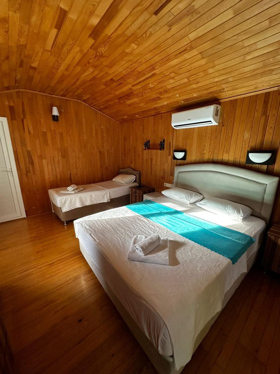 Bed, Bedroom, air conditioner