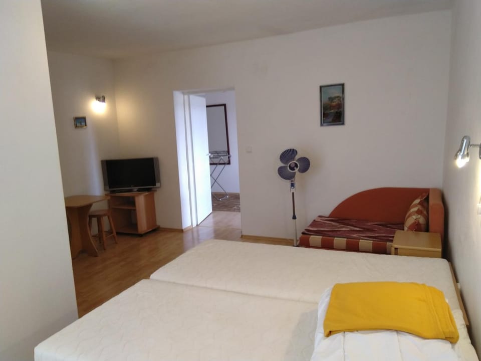 TV and multimedia, Photo of the whole room, Seating area, Bedroom