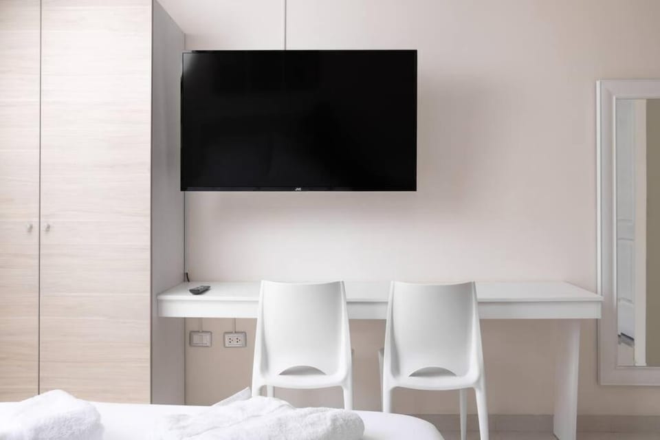 TV and multimedia, Photo of the whole room, Bedroom, hair dresser