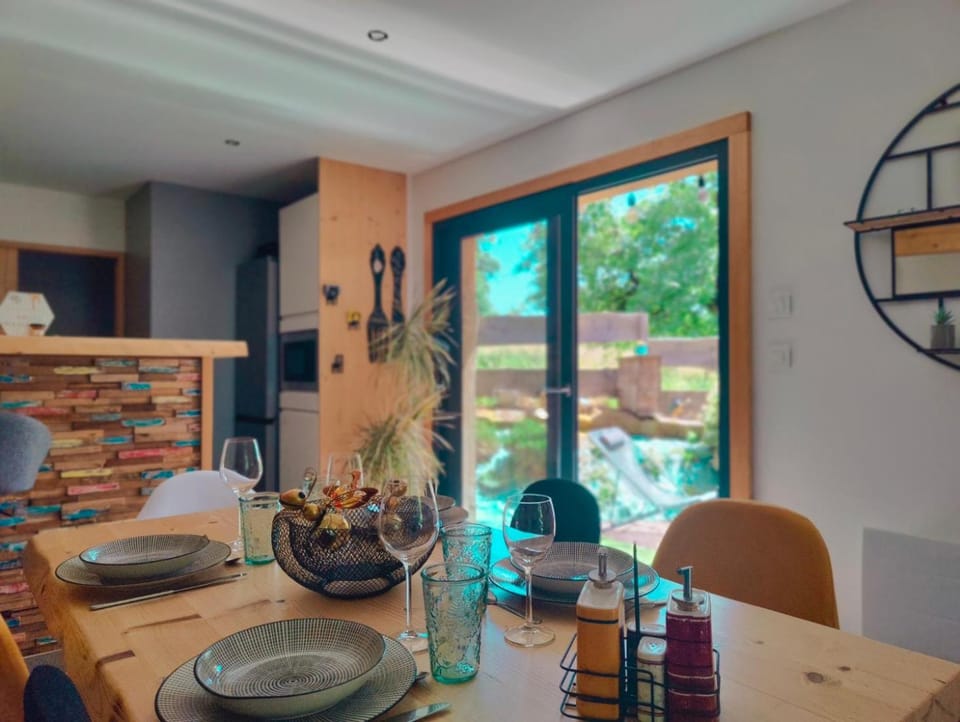 Seating area, Dining area