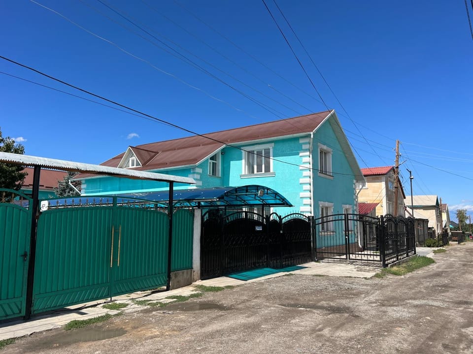Property building, Facade/entrance, Day, Neighbourhood