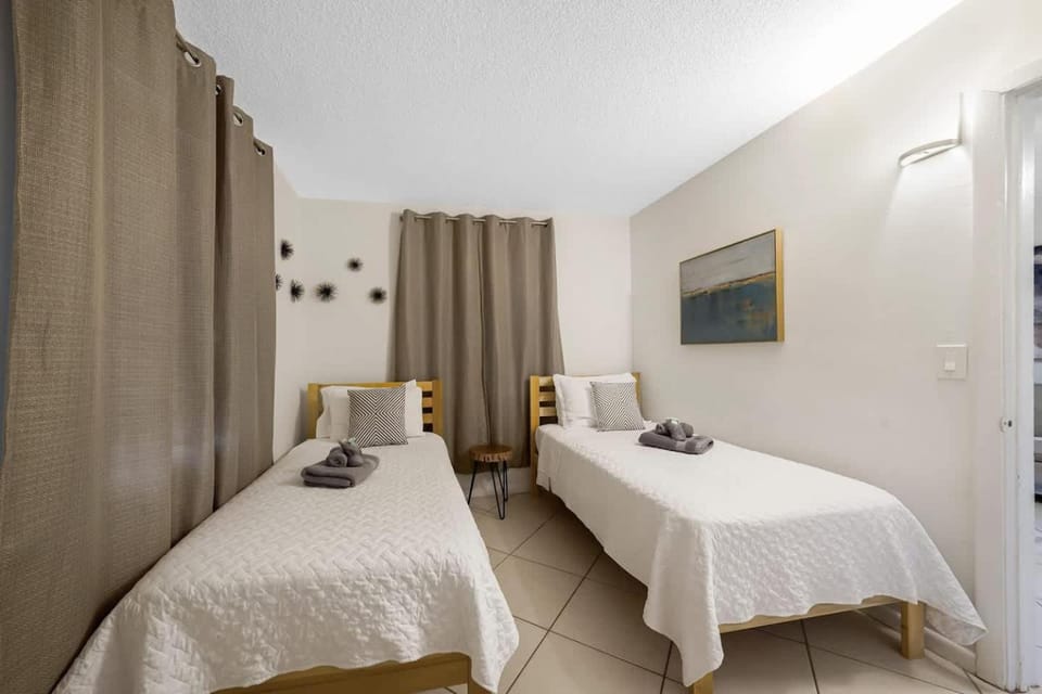 Beach Apart by Dream Vacation unit 4 Apartment in Riviera Beach
