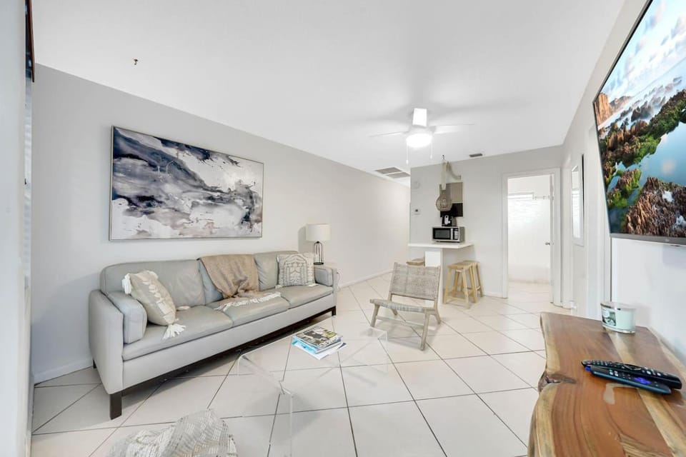 Beach Apart by Dream Vacation unit 4 Apartment in Riviera Beach