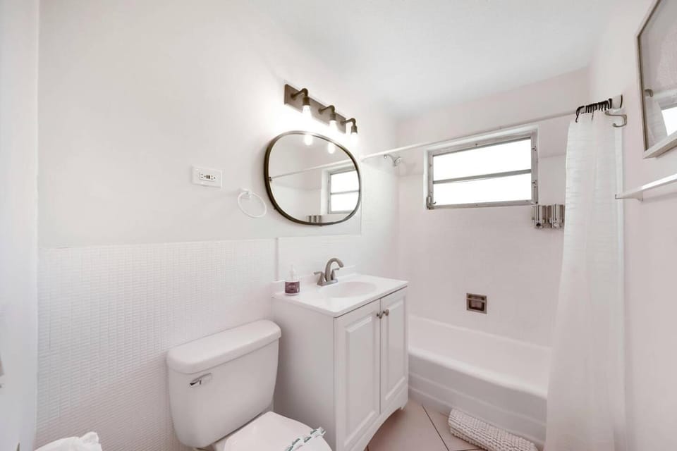Beach Apart by Dream Vacation unit 4 Apartment in Riviera Beach