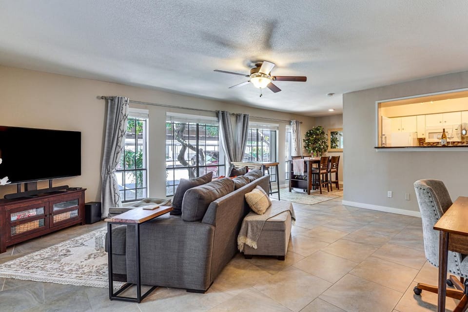 Sleek Phoenix Condo: Walk to Biltmore Fashion Park House in Phoenix