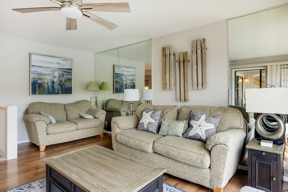 Unwind Poolside! Lakefront Osage Beach Condo House in Osage Beach