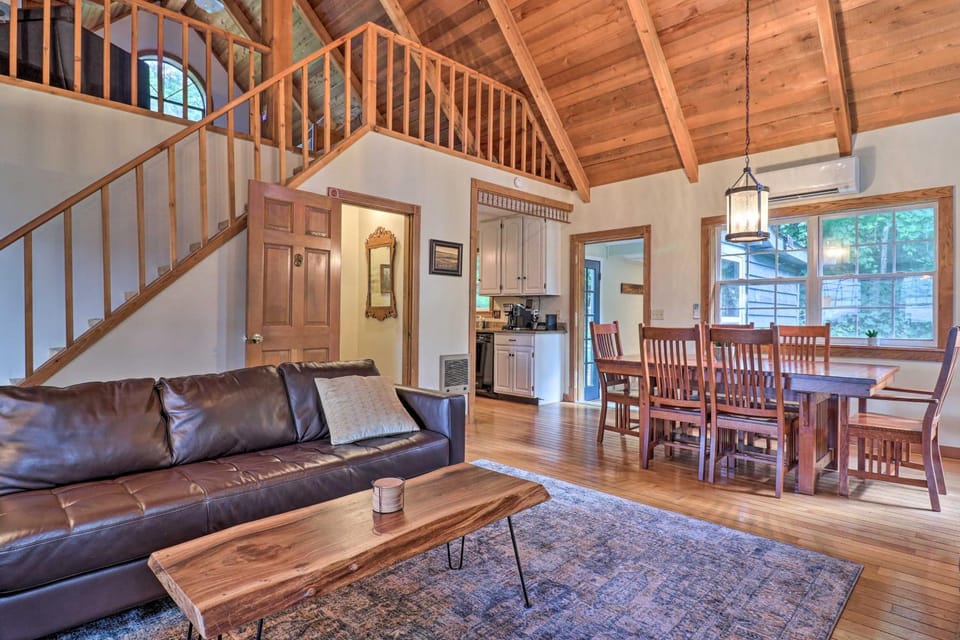 Family Retreat Cabin w/ Summit, Lake Views, Deck! Cabin in Nantahala Lake