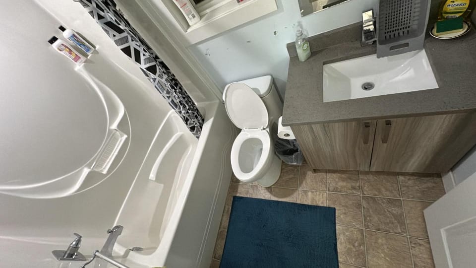 Guest Suite Private Retreat for 2 Guests With AC - 4 Units Available Bed and Breakfast in Abbotsford