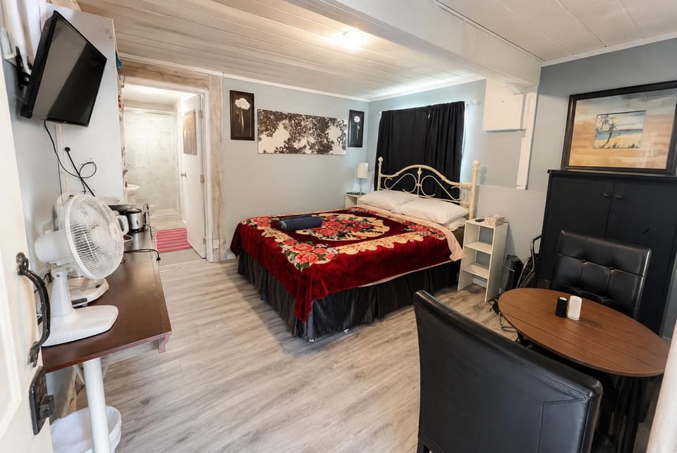 Guest Suite Private Retreat for 2 Guests With AC - 4 Units Available Bed and Breakfast in Abbotsford