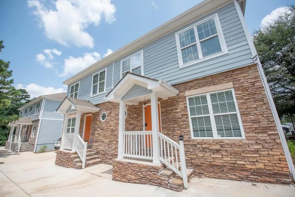 Basic 4 bedrooms with 6 beds 15 min from downtown sleeps 9 Adults comfortably for Work crews and Large groups Apartment in East Point
