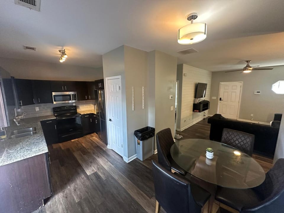 Basic 4 bedrooms with 6 beds 15 min from downtown sleeps 9 Adults comfortably for Work crews and Large groups Apartment in East Point