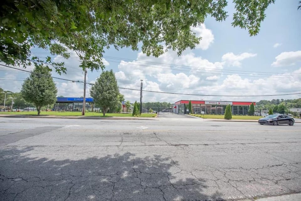 Basic 4 bedrooms with 6 beds 15 min from downtown sleeps 9 Adults comfortably for Work crews and Large groups Apartment in East Point