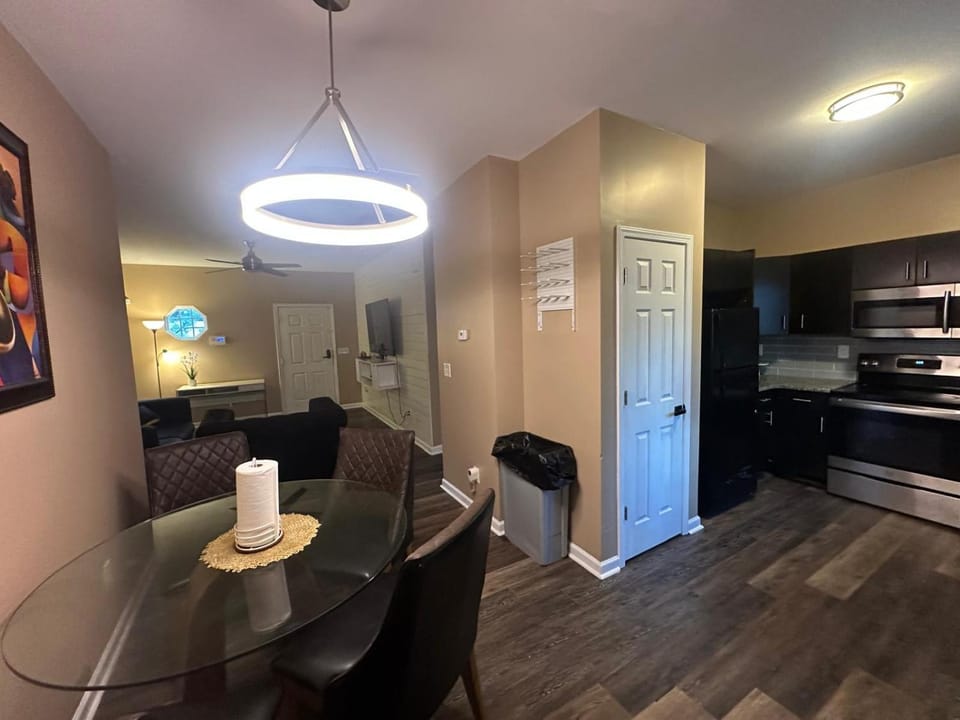 Basic 4 bedrooms with 7 beds 15 min from downtown sleeps 9 Adults comfortably for Work crews and Large groups Apartment in East Point