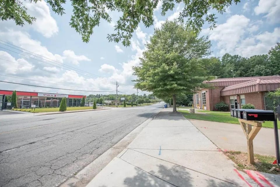 Basic 4 bedrooms with 7 beds 15 min from downtown sleeps 9 Adults comfortably for Work crews and Large groups Apartment in East Point