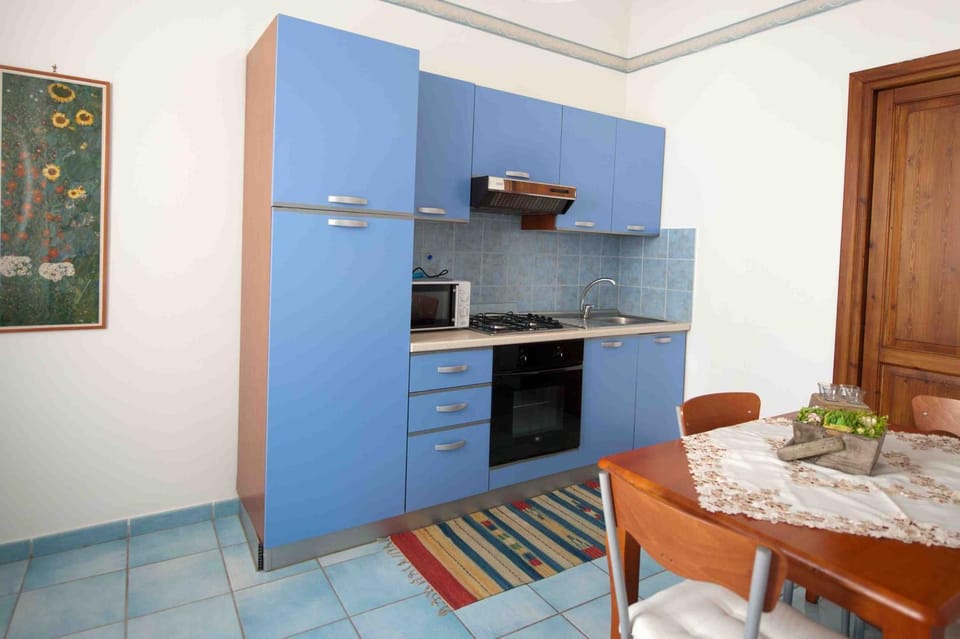 Day, Dining area