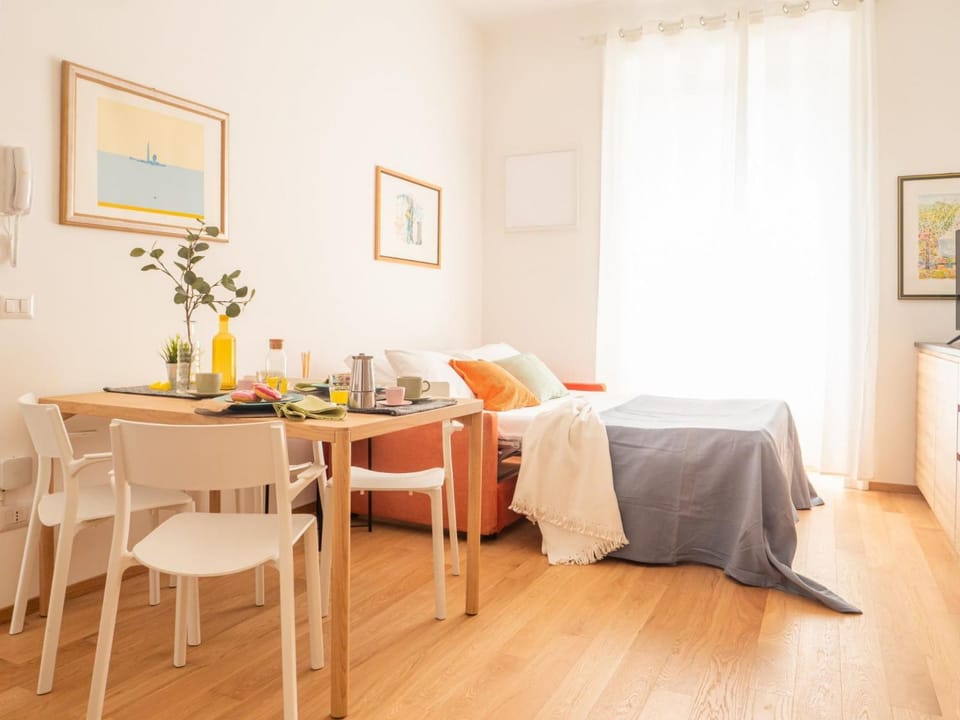 Bed, Living room, Seating area, Dining area