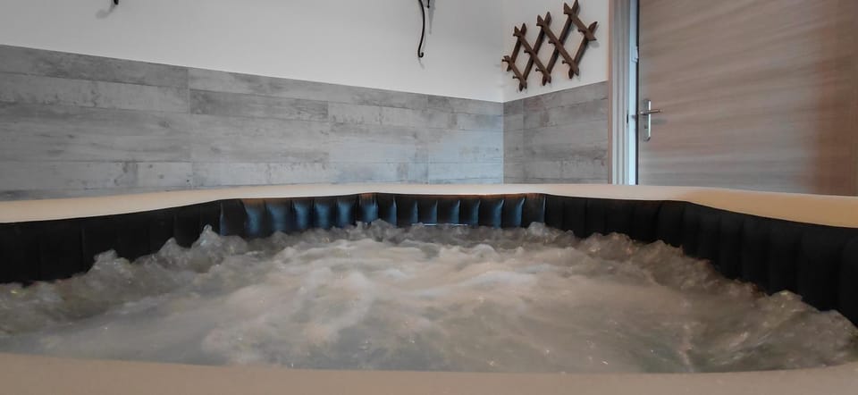 Hot Tub, Spa and wellness centre/facilities