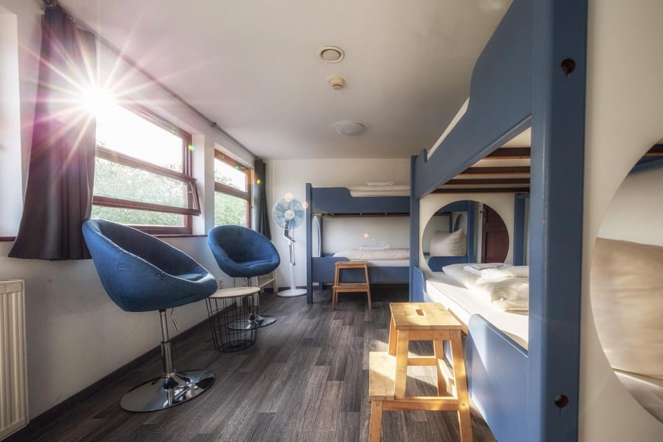 bunk bed, room service