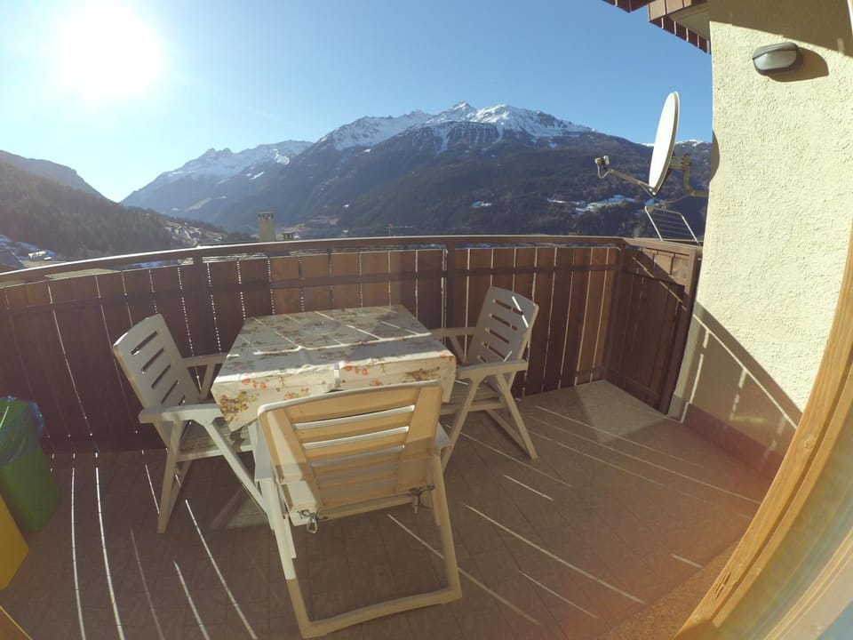 Balcony/Terrace, Mountain view