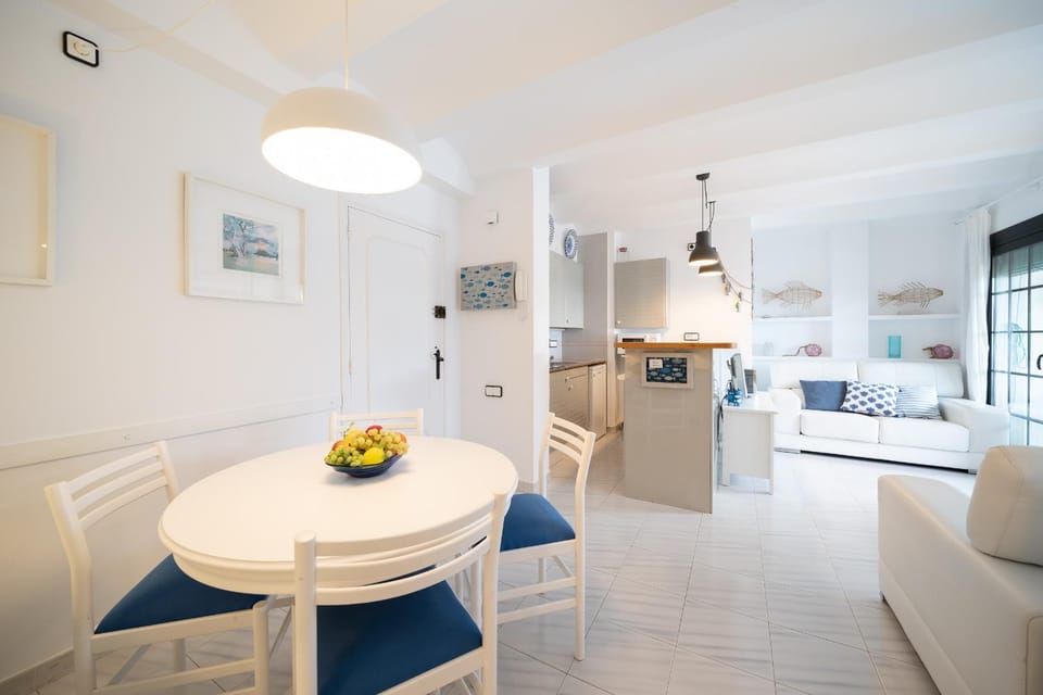 Kitchen or kitchenette, Living room, Seating area, Dining area, Communal kitchen