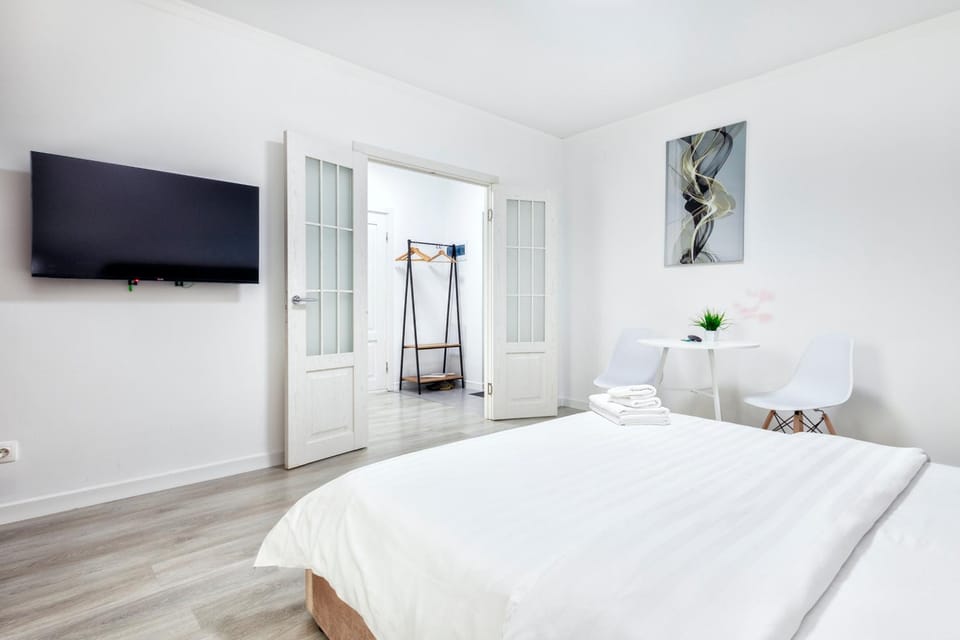 TV and multimedia, Photo of the whole room, Bedroom