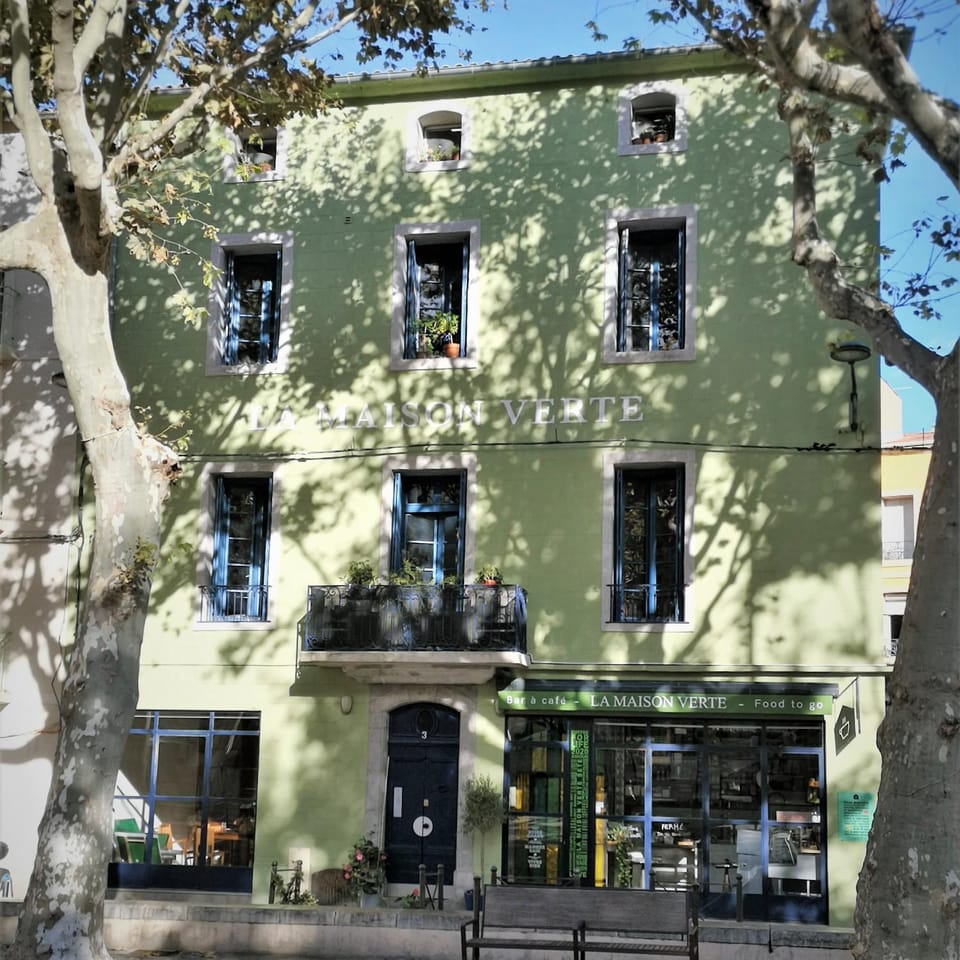 Property building, Restaurant/places to eat, Day, Coffee/tea facilities, Balcony/Terrace, Other, Beach, Bedroom, Autumn, Meals, Location