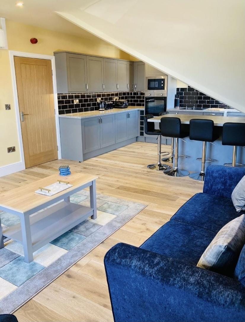 Communal lounge/ TV room, TV and multimedia, Living room, Seating area, Dining area, dishwasher, kitchen