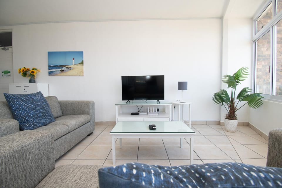 Communal lounge/ TV room, TV and multimedia, Living room, Seating area, Evening entertainment