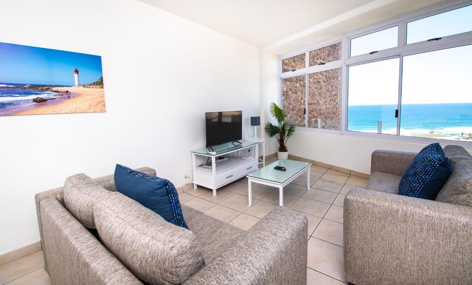 Communal lounge/ TV room, Natural landscape, TV and multimedia, Living room, Seating area, Evening entertainment, Sea view