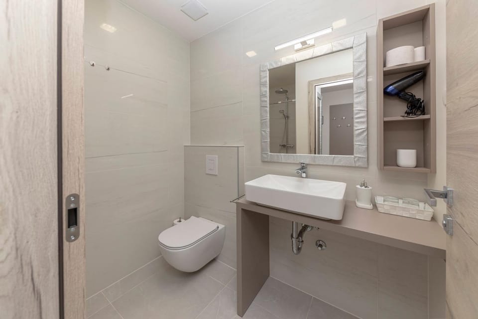 Shower, Toilet, Bathroom, towels