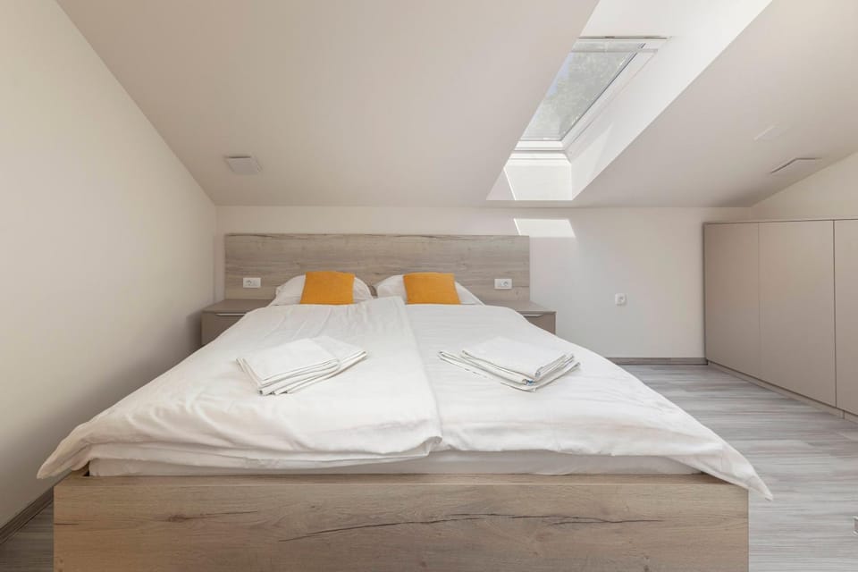 Bed, Bedroom, towels